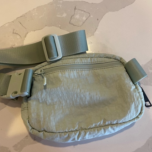 Lululemon rare color everywhere belt bag - Picture 2 of 4